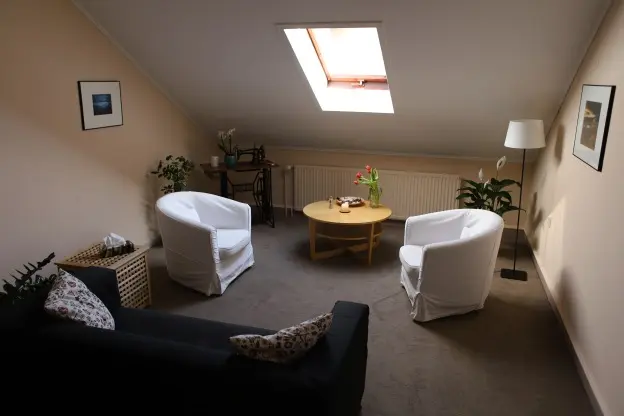 fotka místnosti pro terapii s pohovkou a křesly